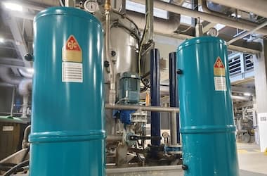 Teollisuuden CJC-öljynsuodattimet asennettuna osaksi hydrauliikkajärjestelmän öljynhuoltoa.